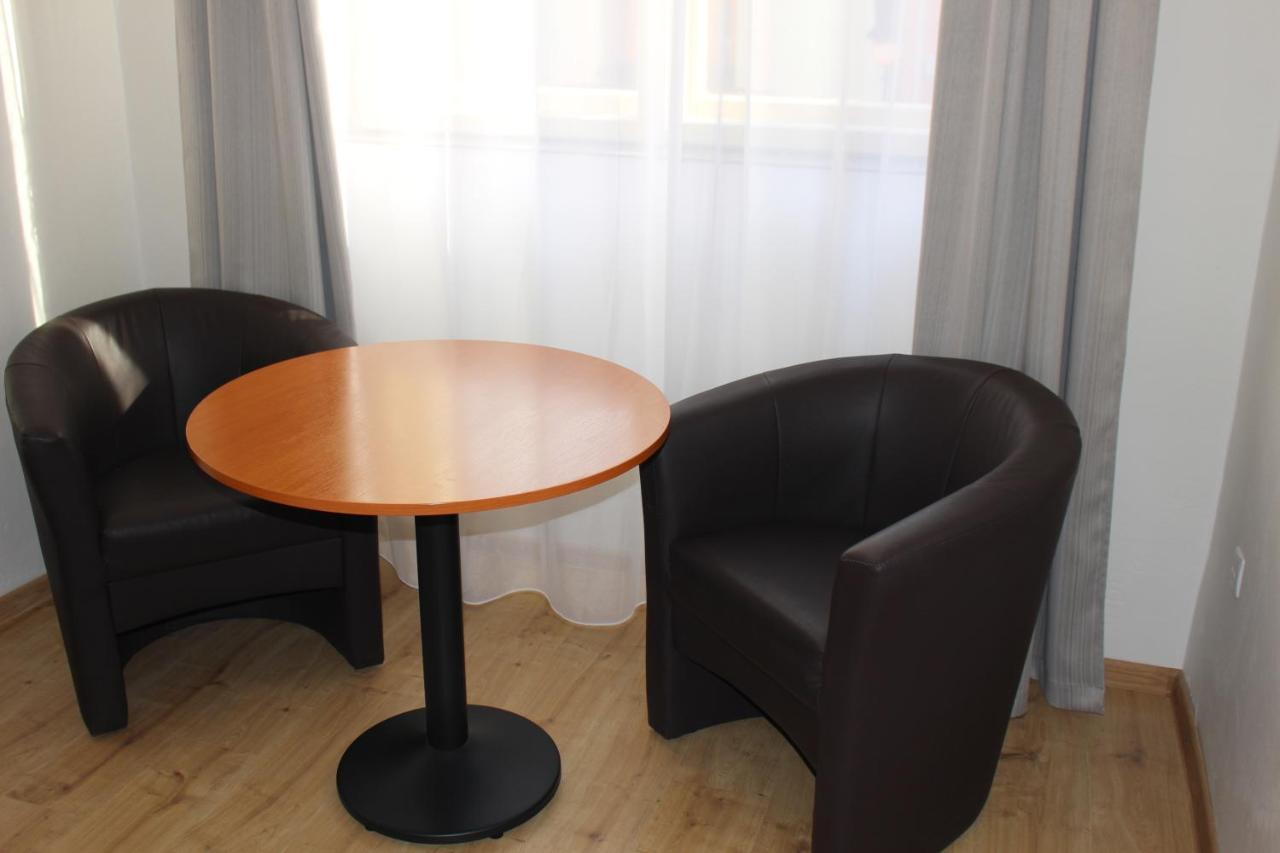 Hotel Cerny Kun Louny Exterior photo