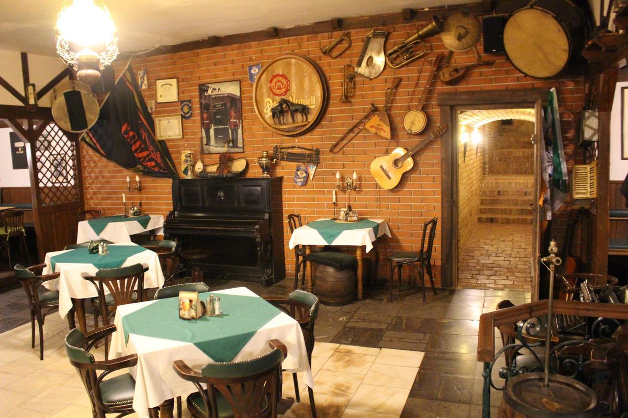 Hotel Cerny Kun Louny Exterior photo