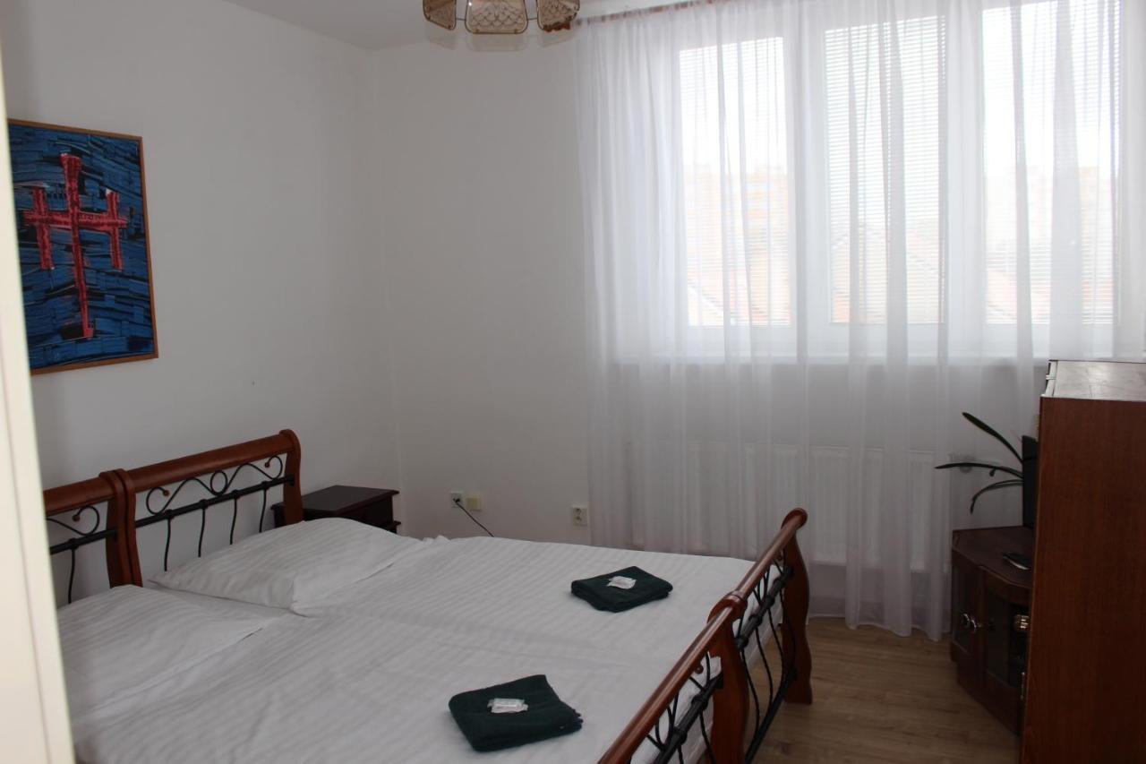 Hotel Cerny Kun Louny Exterior photo